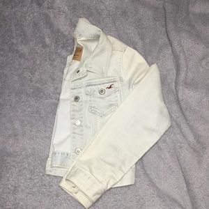 Hollister Cropped Denim Jacket. Light wash